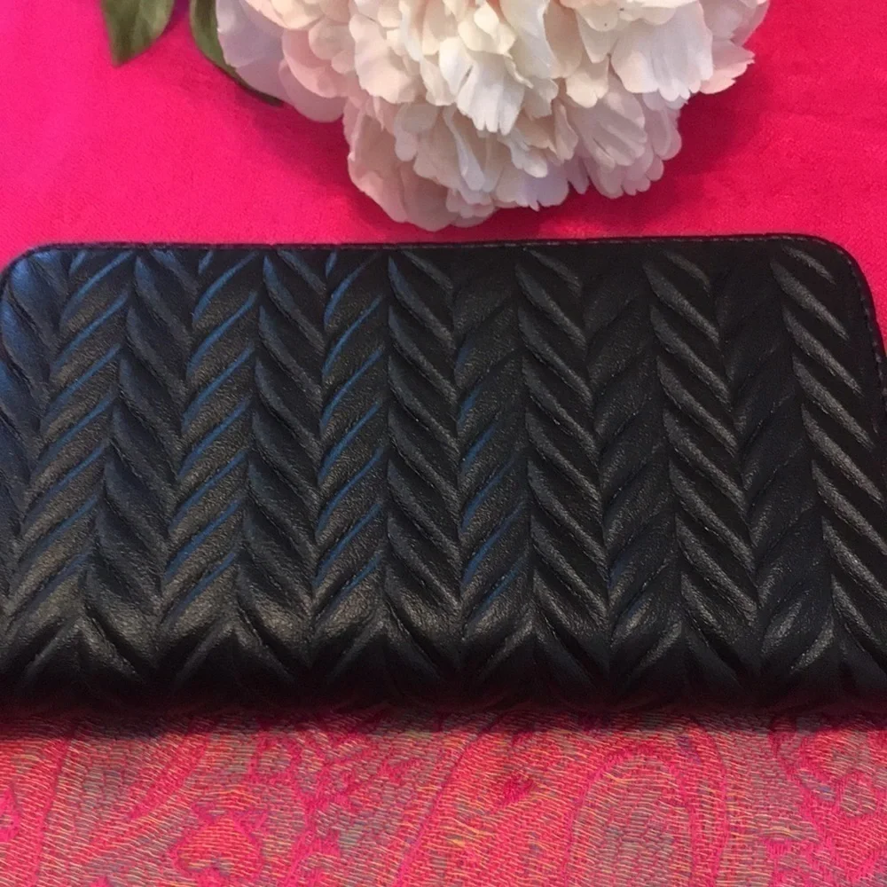 NWOT Adrianne Vittadini Black Wristlet